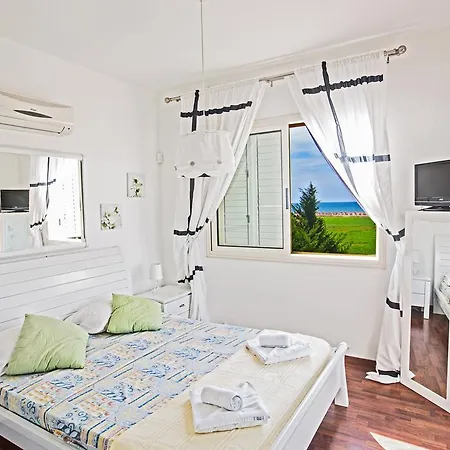 Sunny Coast Villa *